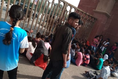 girl commited suicide in shakuntala mishra university