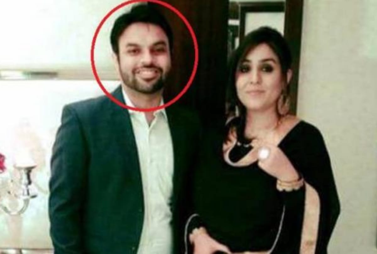 insurance company manager commits suicide in house but relatives alleges wife for murder 