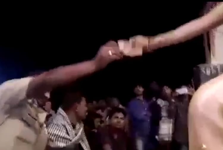 constable suspended for giving money to dancer, video viral