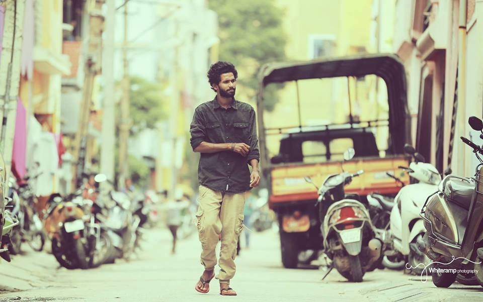 video being viral of this photographer hangs on a tree to get perfect click