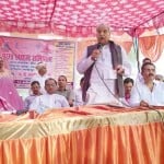 - डीघ में चौपाल में बोलते  कैबिनेट मंत्री 
