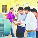 आंवलाघाट पेयजल योजना के जजुराली पंप हाउस का निरीक्षण करते जिलाधिकारी