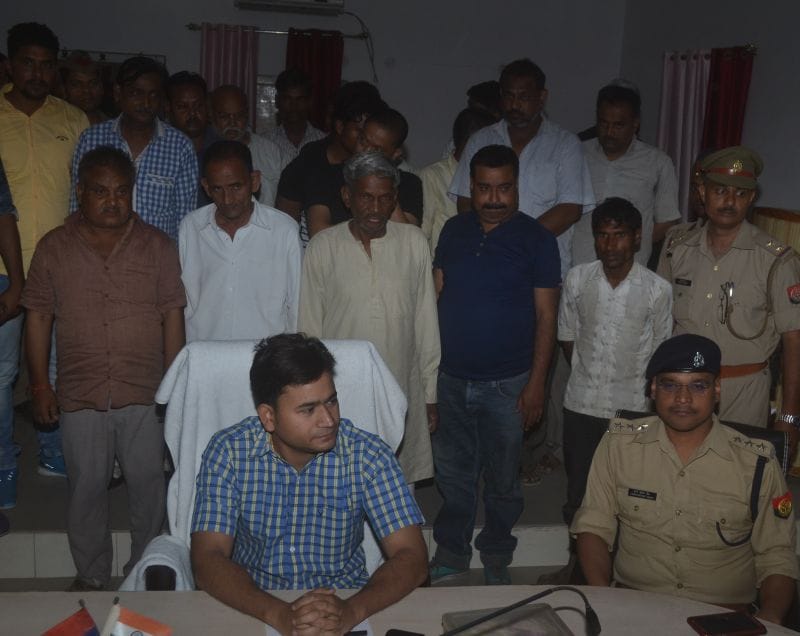 पंचायत घर में जुआ खेल रहे 21 गिरफ्तार