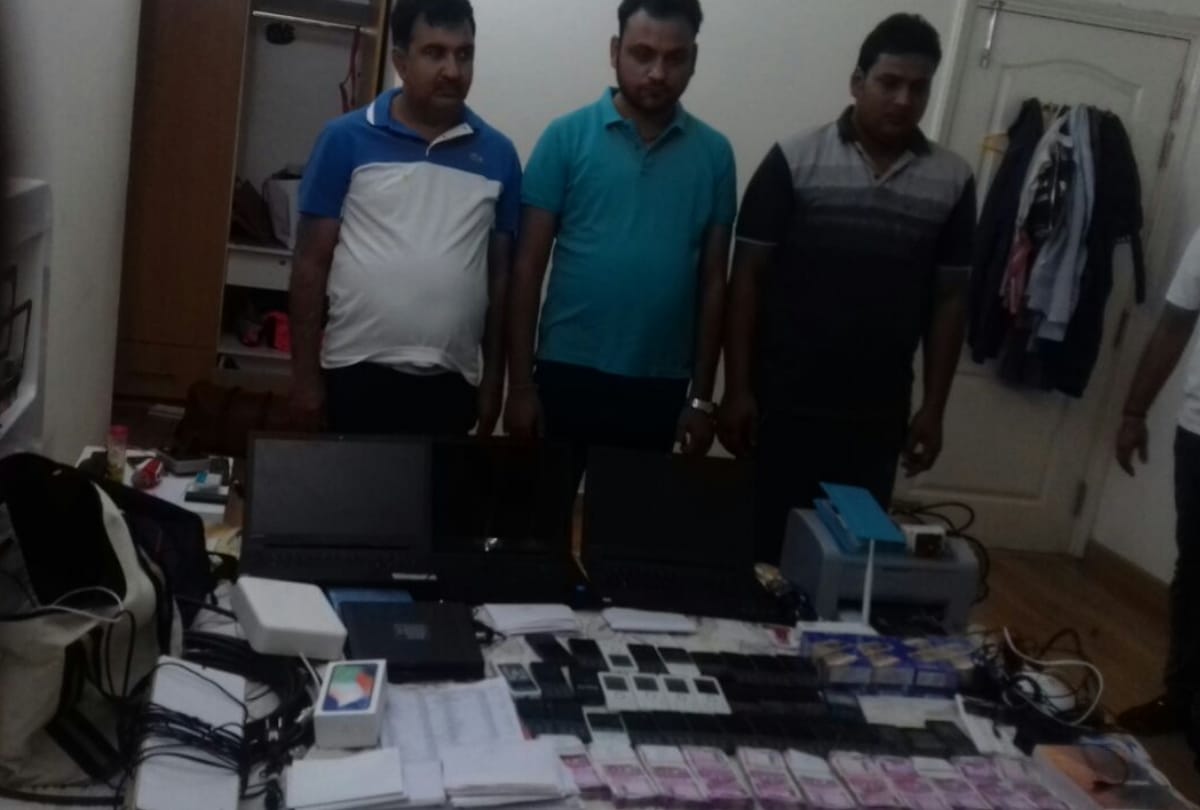 three men arrested with cash and mobile during betting in ipl
