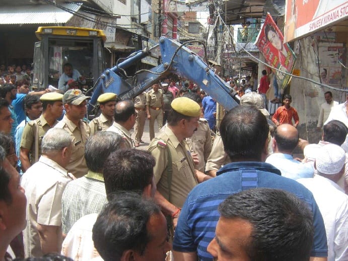 JCB runs at shops in Bidiwada of Khatauli