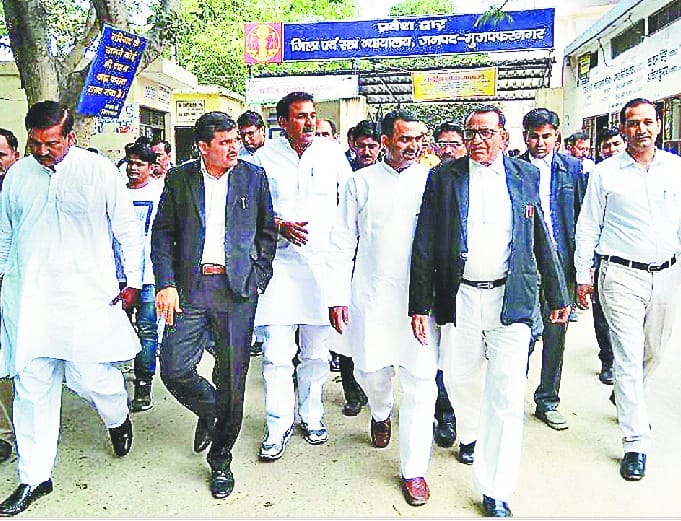 Sanjiv Bialyan and Umesh Malik appear in the court