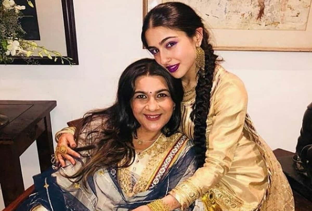sara ali khan reach temple with his brother ibrahim ali khan