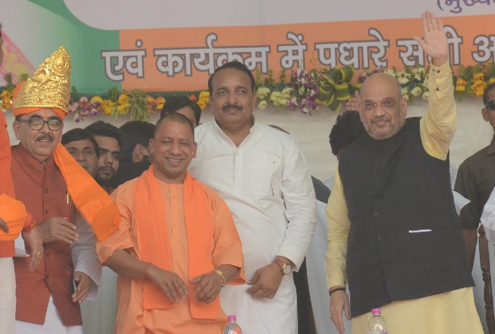 रायबरेली में आयोजित रैली में महेंद्रनाथ पांडेय, सीएम योगी आदित्यनाथ व अमित शाह।