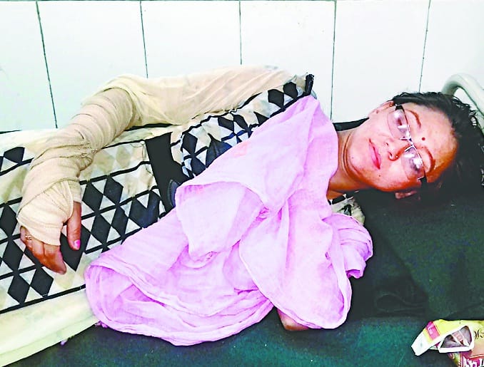 BJP woman broke hands in Panchayat