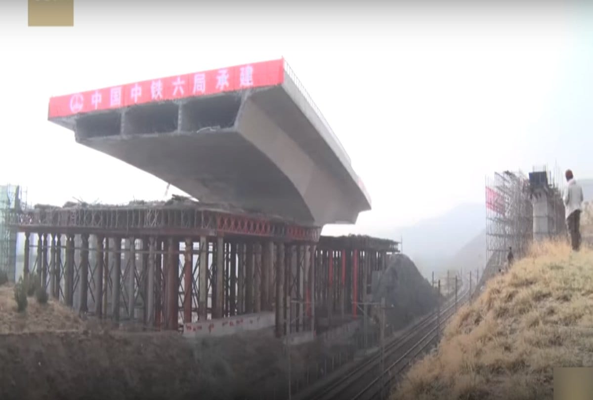 Chinese workers rotate fifteen thousand tons heavy bridge in just two hours 