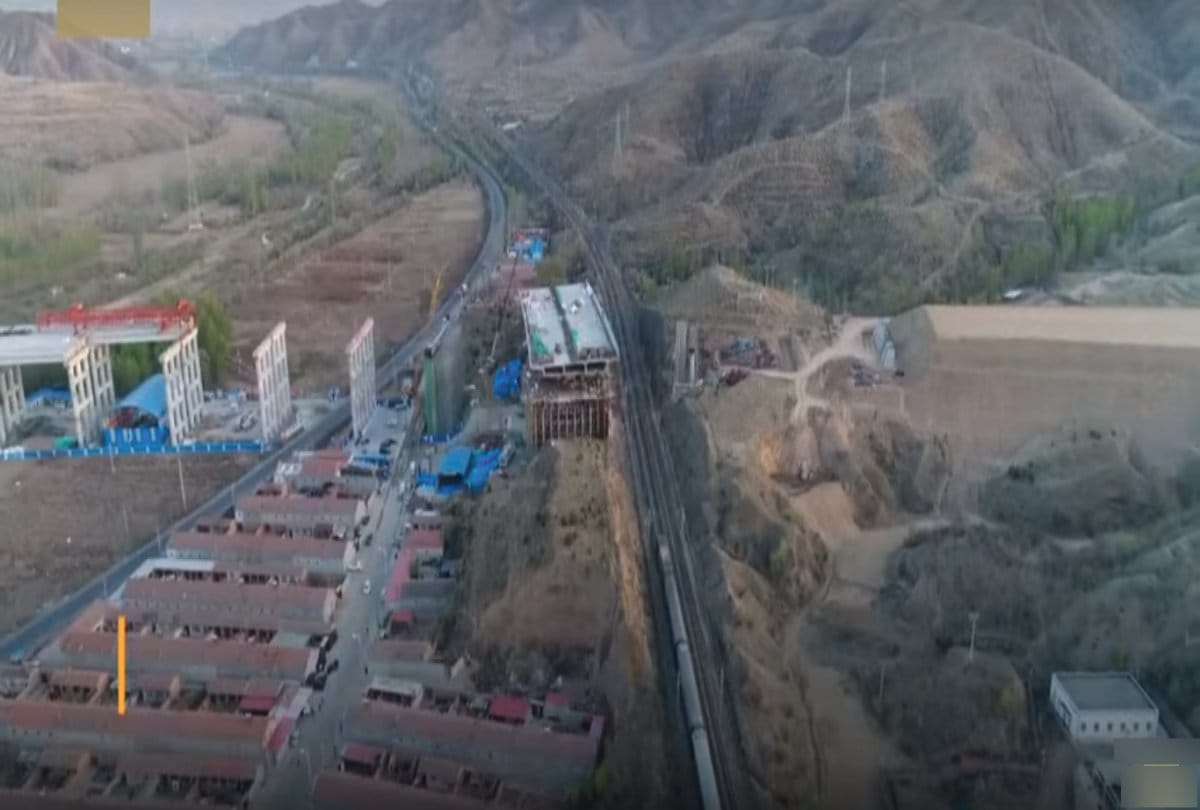 Chinese workers rotate fifteen thousand tons heavy bridge in just two hours 