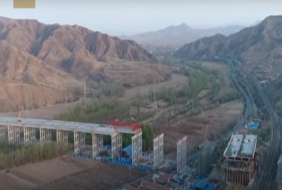 Chinese workers rotate fifteen thousand tons heavy bridge in just two hours 