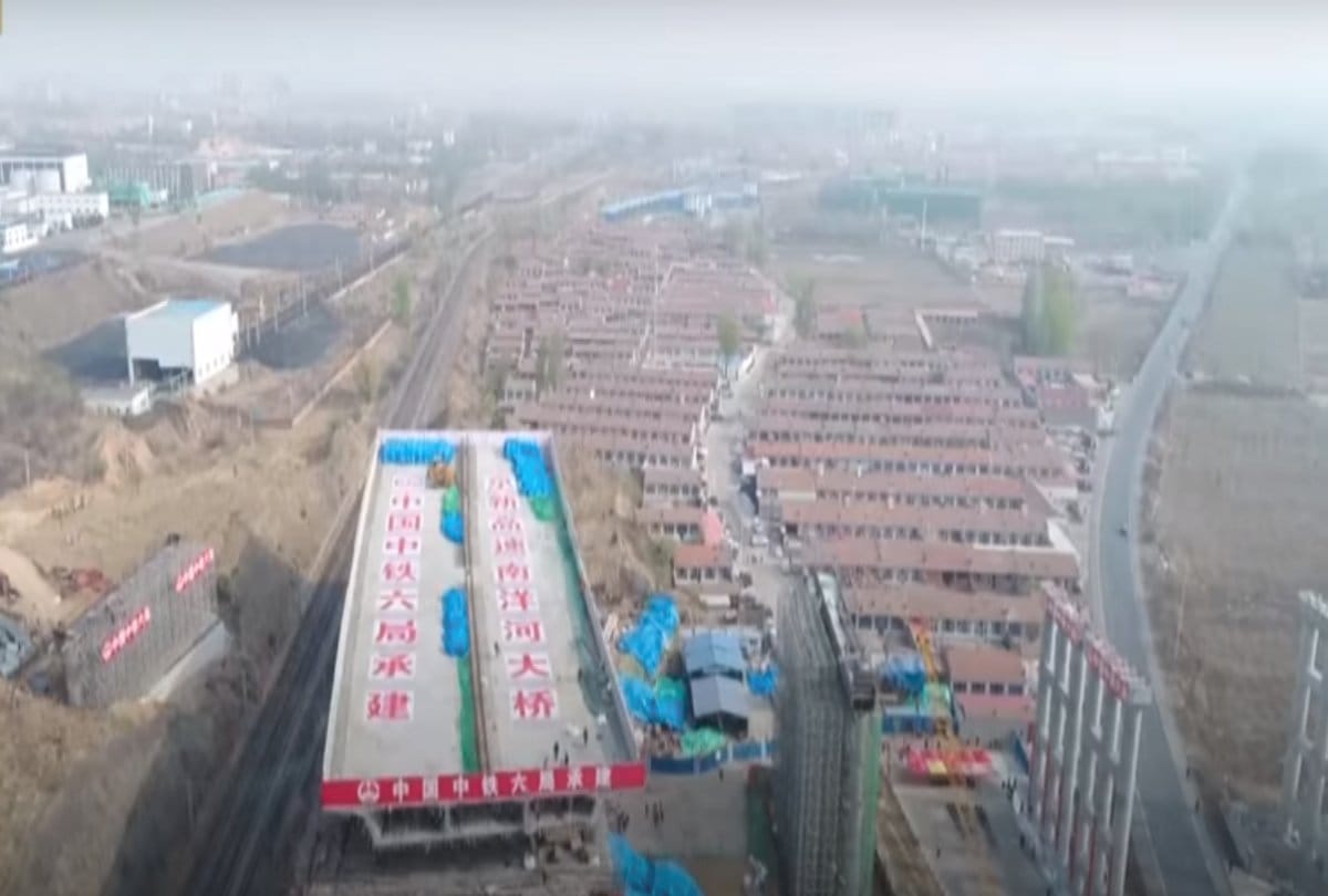 Chinese workers rotate fifteen thousand tons heavy bridge in just two hours 