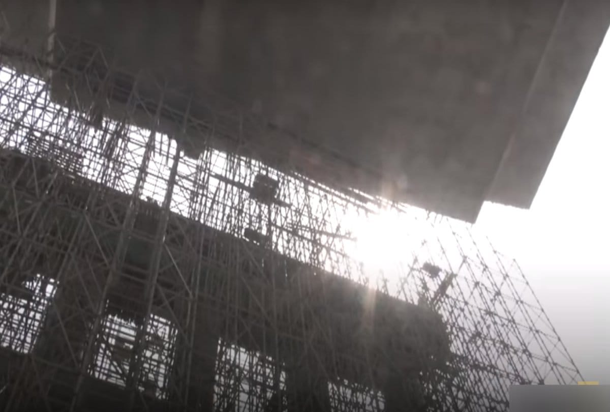 Chinese workers rotate fifteen thousand tons heavy bridge in just two hours 