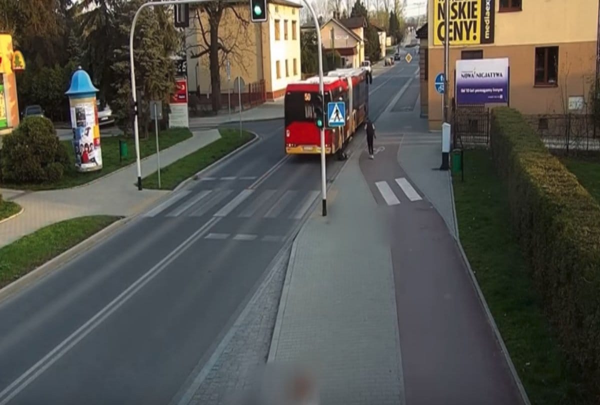 video viral of woman pushed her friend towards the bus 