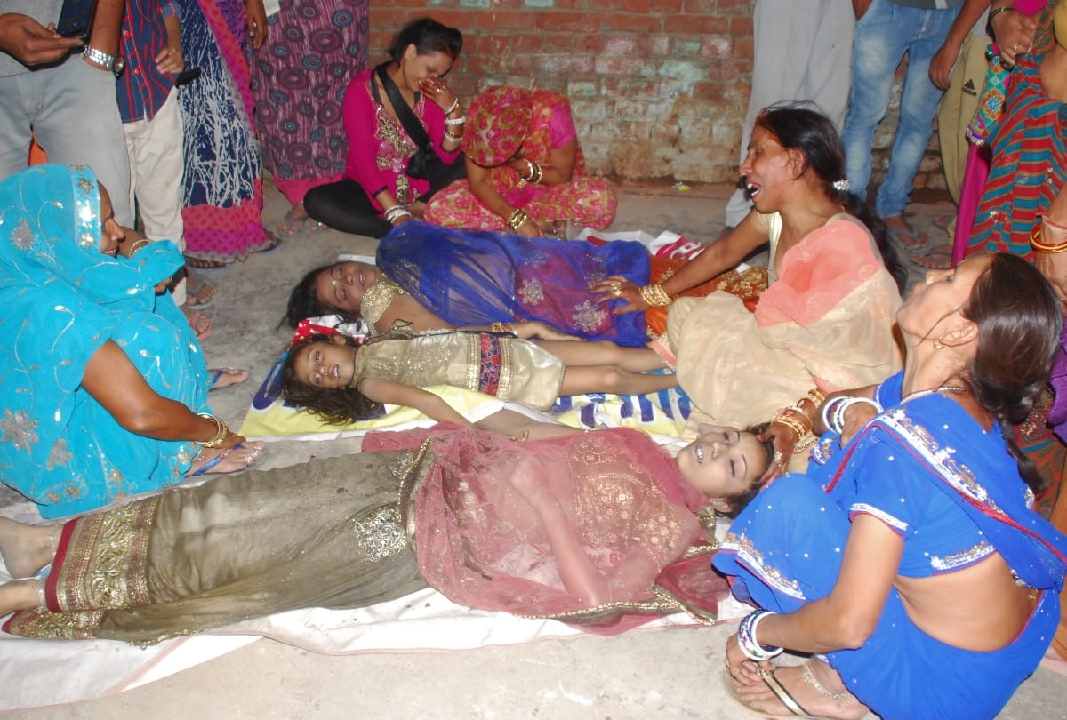 seven people going for marriage were dead and the one who went to help them stole all the things