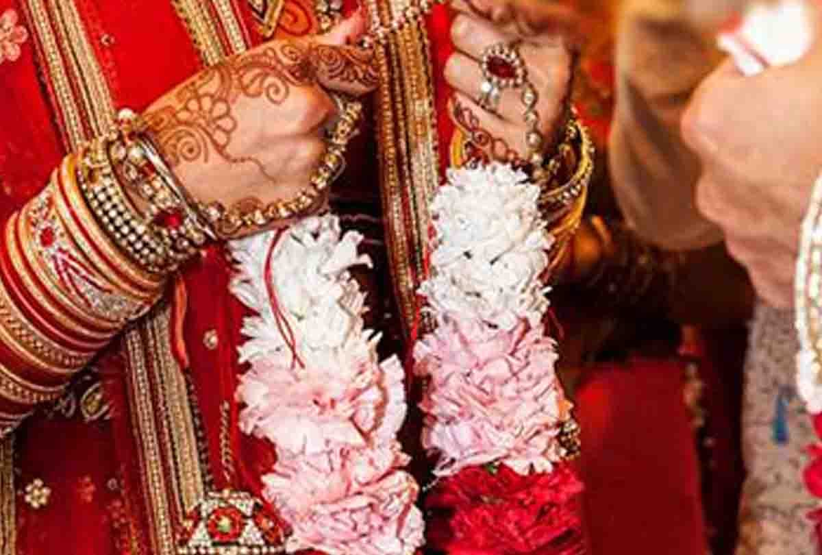lover proposed to bride in front of groom at marriage function 
