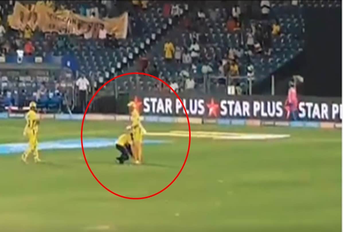 Fan touched Ms Dhoni feet during IPL 2018 match