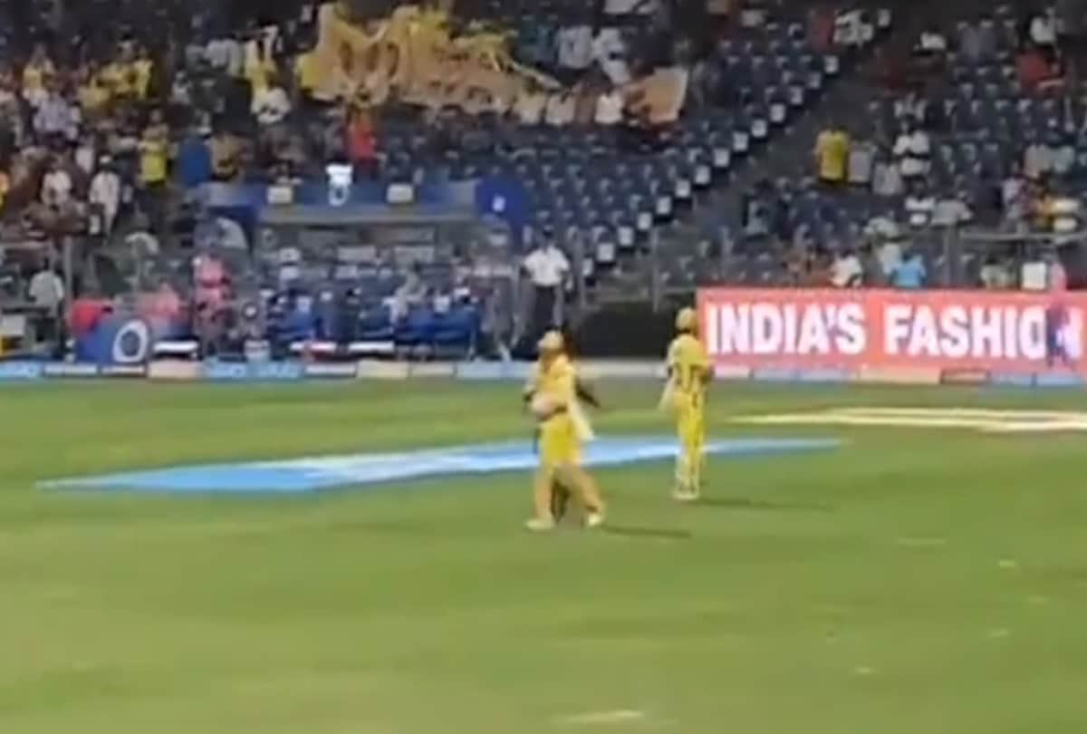 Fan touched Ms Dhoni feet during IPL 2018 match