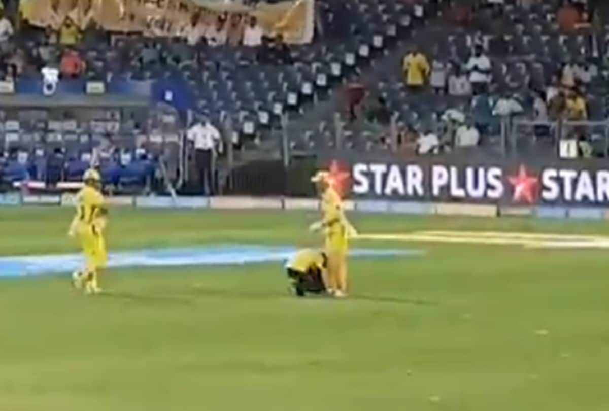 Fan touched Ms Dhoni feet during IPL 2018 match