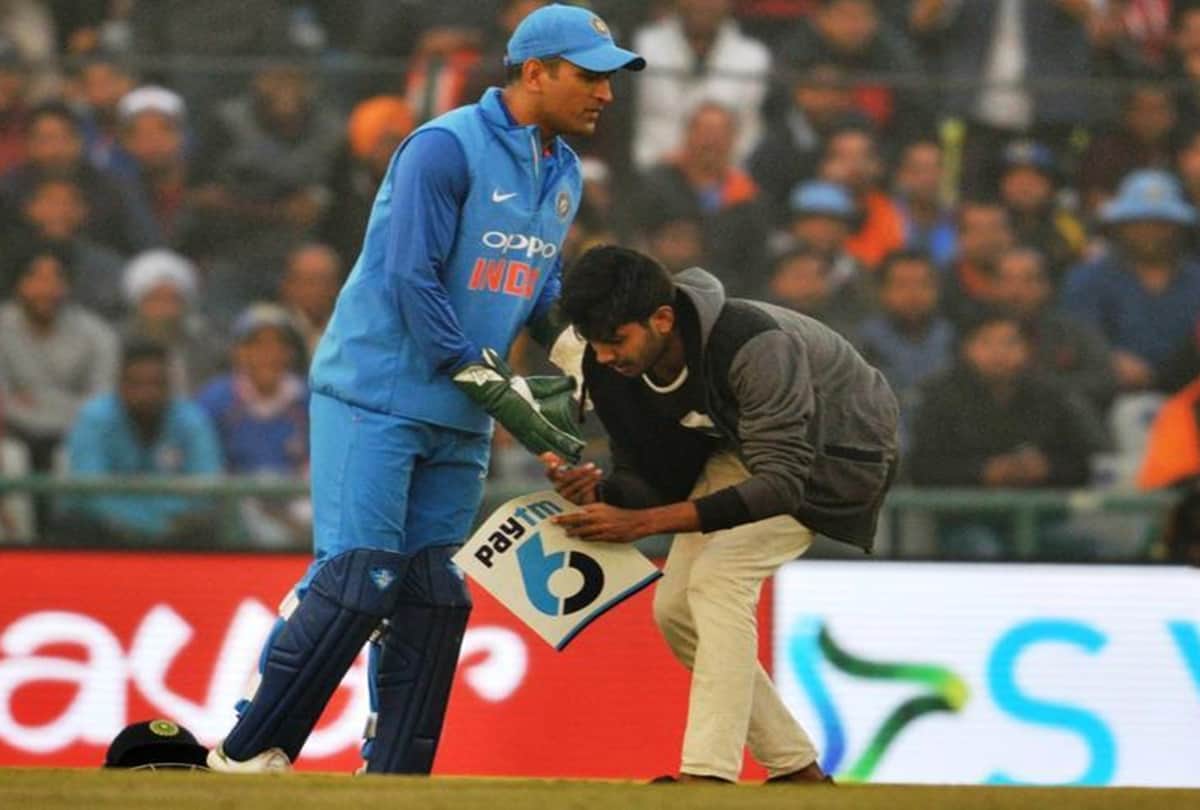 Fan touched Ms Dhoni feet during IPL 2018 match