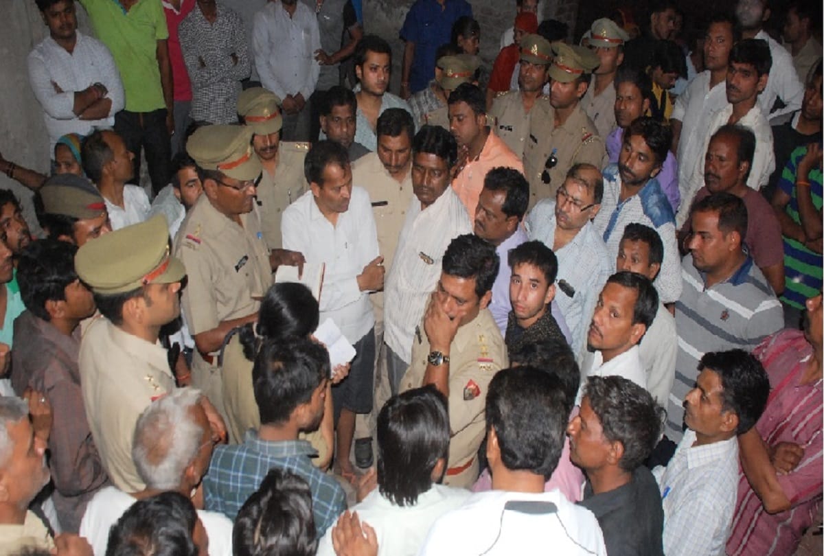 seven people dead after the car fell into a gorge near NH-24 in Ghaziabad 