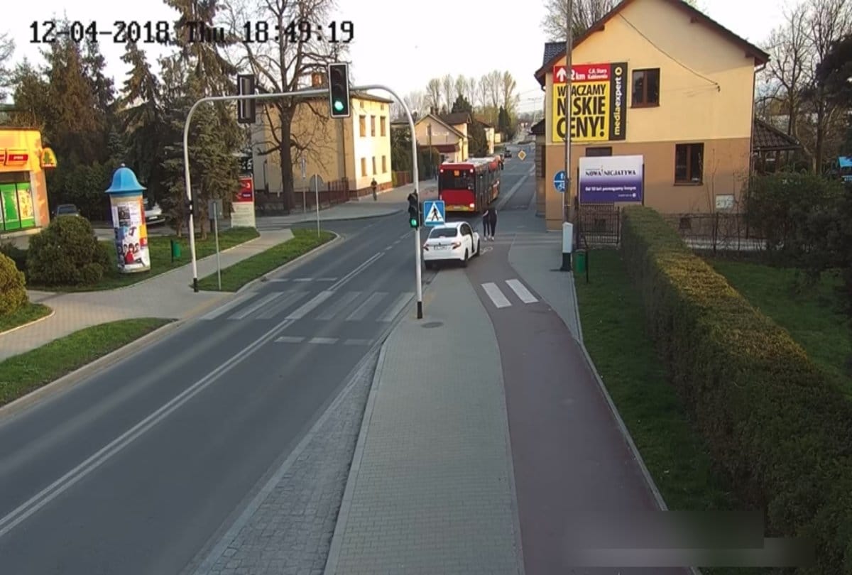 video viral of woman pushed her friend towards the bus 