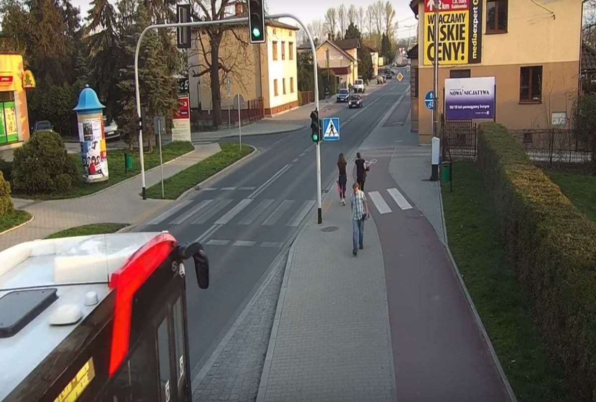 video viral of woman pushed her friend towards the bus 
