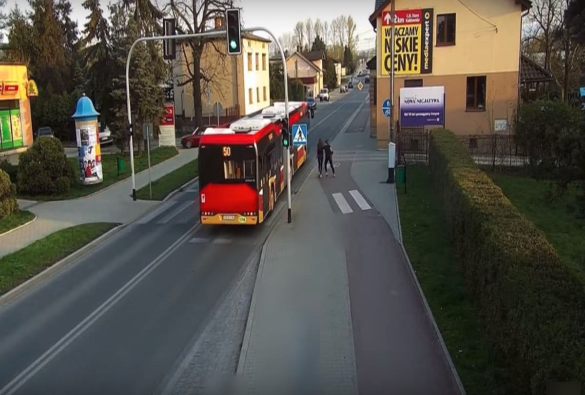 video viral of woman pushed her friend towards the bus 