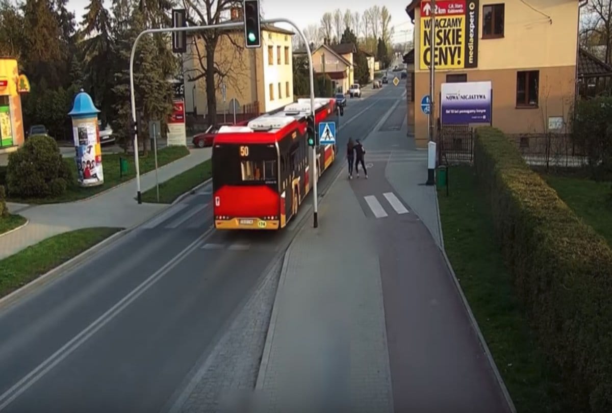 video viral of woman pushed her friend towards the bus 