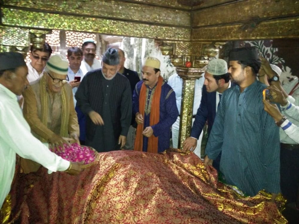 ex president of afghanistan hamid karzai heard to qawwali in fatehpur Sikri  