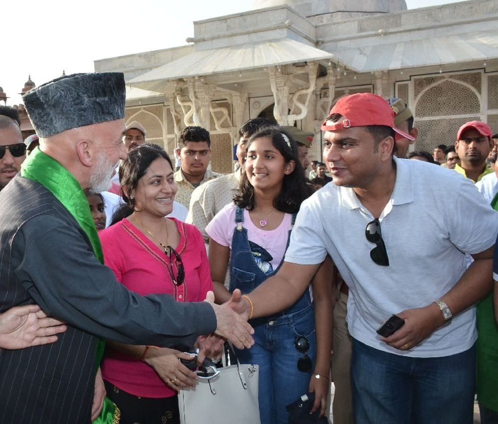 Hamid Karzai meeted tourists in fatehpur sikri