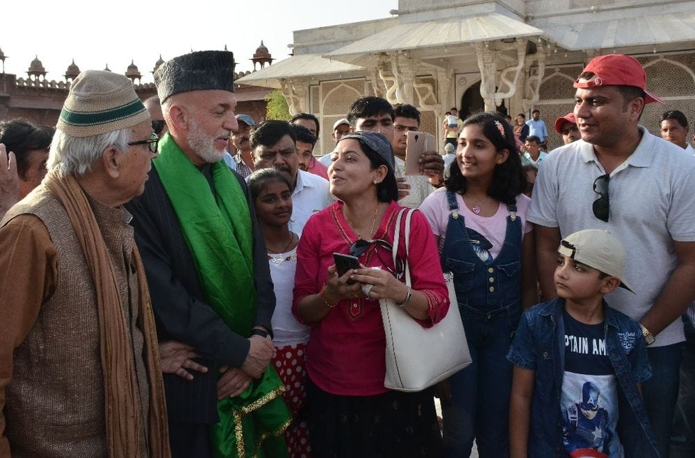 Hamid Karzai meeted tourists in fatehpur sikri
