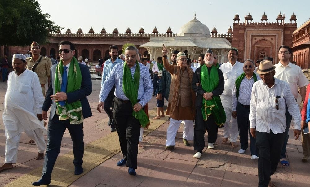 Hamid Karzai meeted tourists in fatehpur sikri