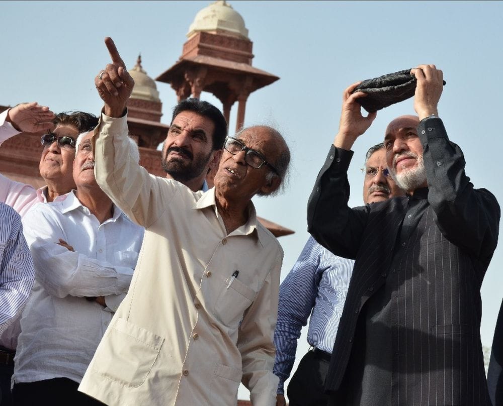 Hamid Karzai meeted tourists in fatehpur sikri