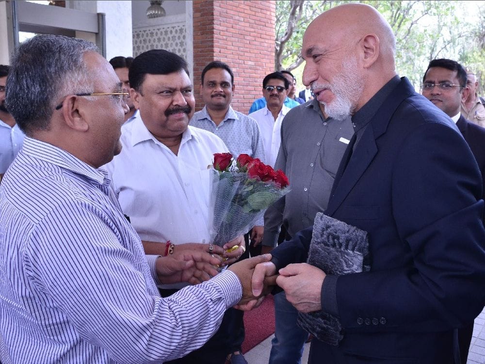 Hamid Karzai meeted tourists in fatehpur sikri