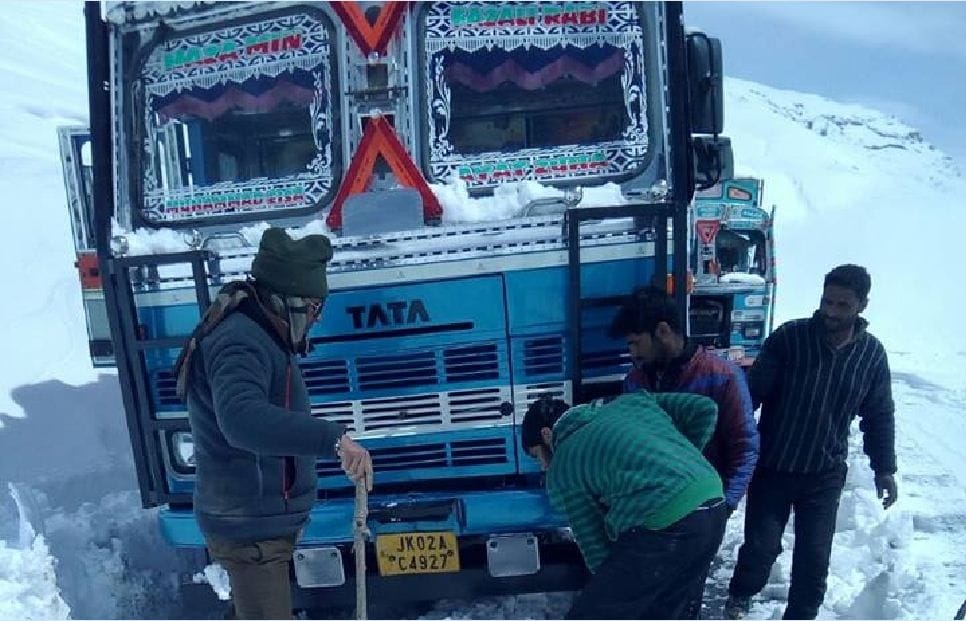 jammu and kashmir snowfall j&k police help to truck driver 