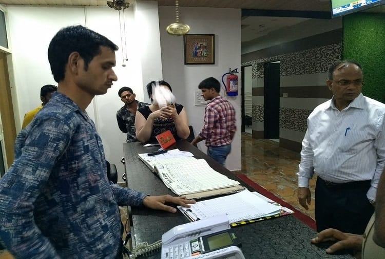 Raid a hotel in Meerut, Police surprised by seeing foreign women