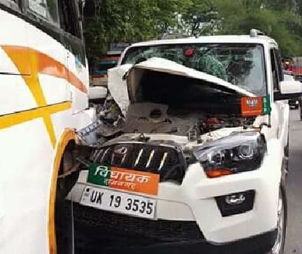 विधायक की कार की बस से आमने सामने भिड़ंत