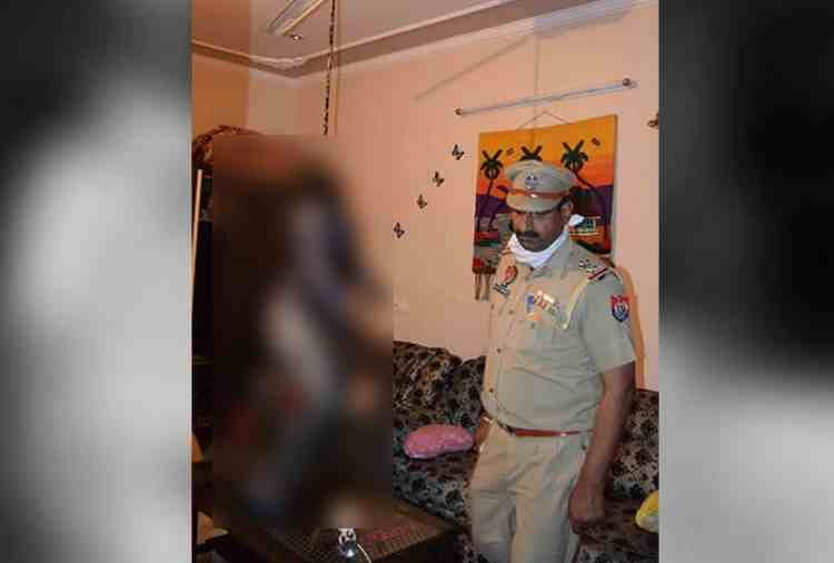 seven years old boy sleeping with mother dead body in mohali