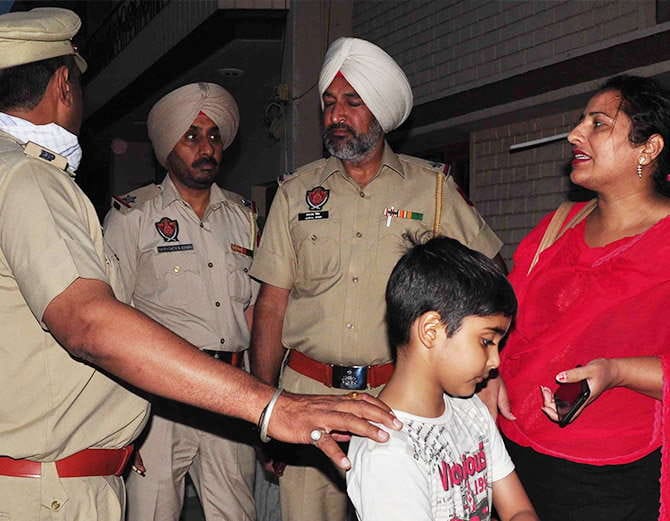 seven years old boy sleeping with mother dead body in mohali
