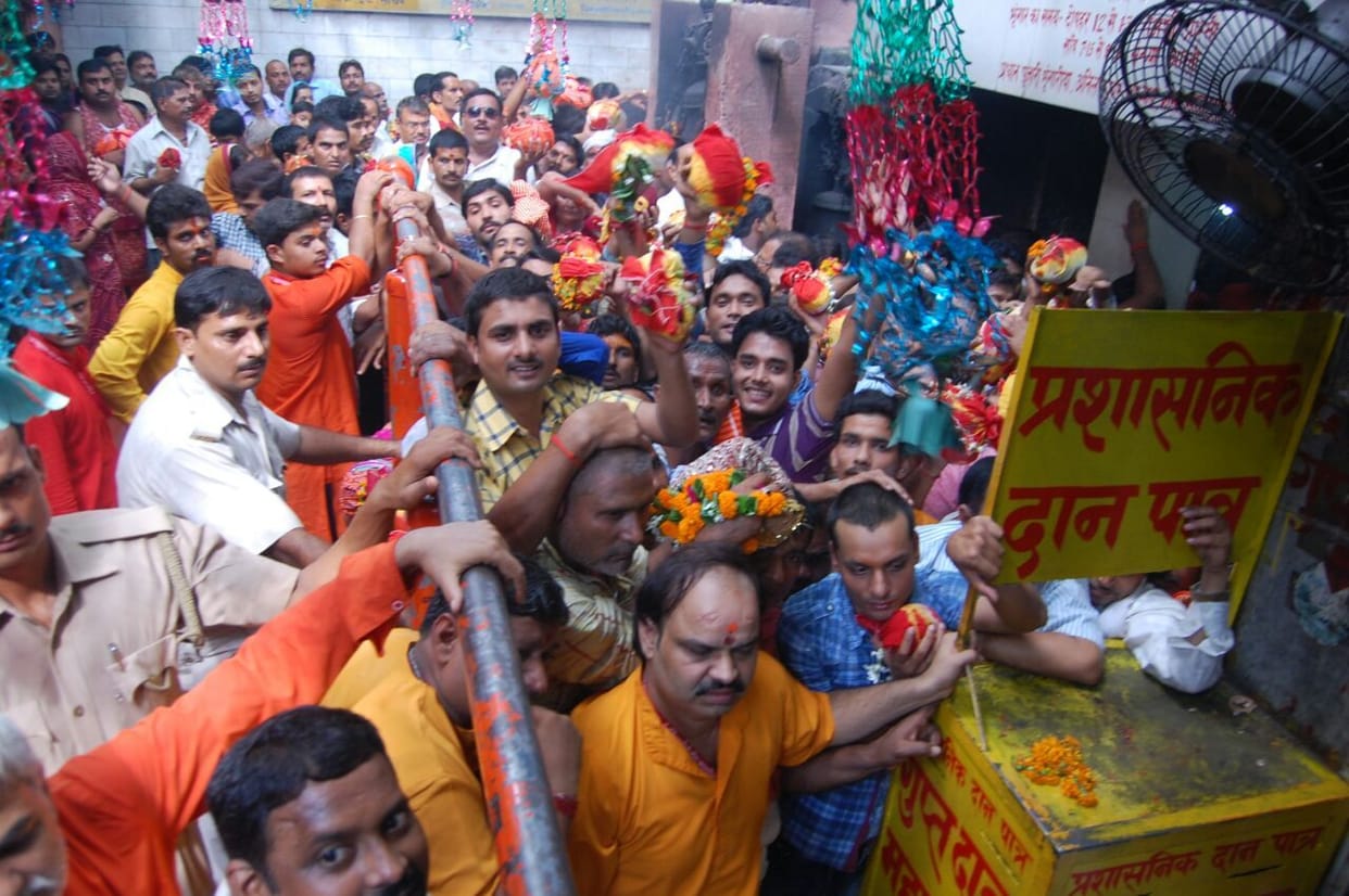 शुभ नक्षत्र पर मुंडन व जनेऊ को धाम में उमड़े भक्त
