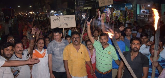 अतिक्रमण अभियान के विरोध में मशाल जुलूस निकाला