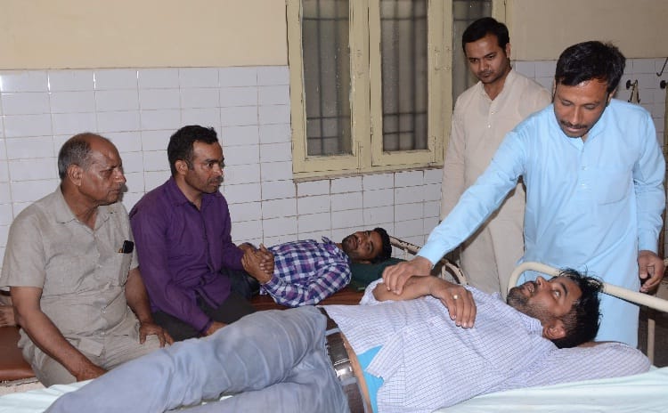 पुलिस ने प्रदर्शनकारियों को उठाया