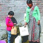 पिथौरागढ़ में पानी की समस्या के चलते स्टैंड पोस्ट में पानी भरने को मजबूर लोग