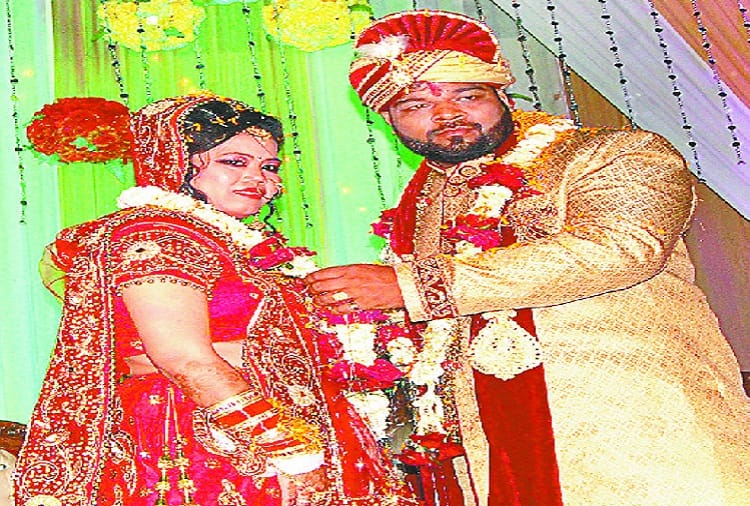 Indonesian Gargi and Indian Rahul married Hindu customs, Had a friendship on facebook
