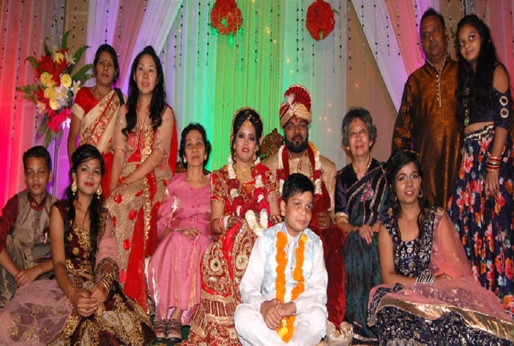 Indonesian Gargi and Indian Rahul married Hindu customs, Had a friendship on facebook