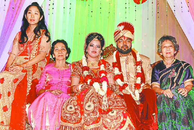 Indonesian Gargi and Indian Rahul married Hindu customs, Had a friendship on facebook