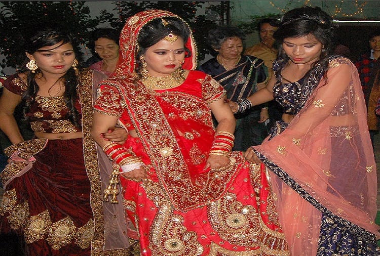 Indonesian Gargi and Indian Rahul married Hindu customs, Had a friendship on facebook