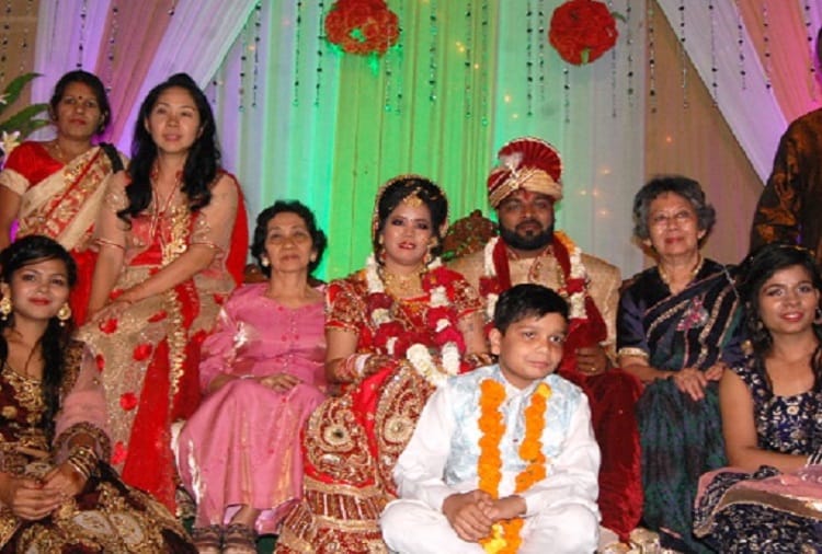 Indonesian Gargi and Indian Rahul married Hindu customs, Had a friendship on facebook